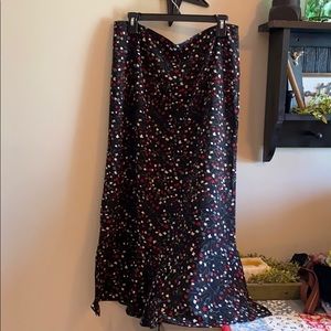 Sag Harbor skirt w/ red & cream flowers on black